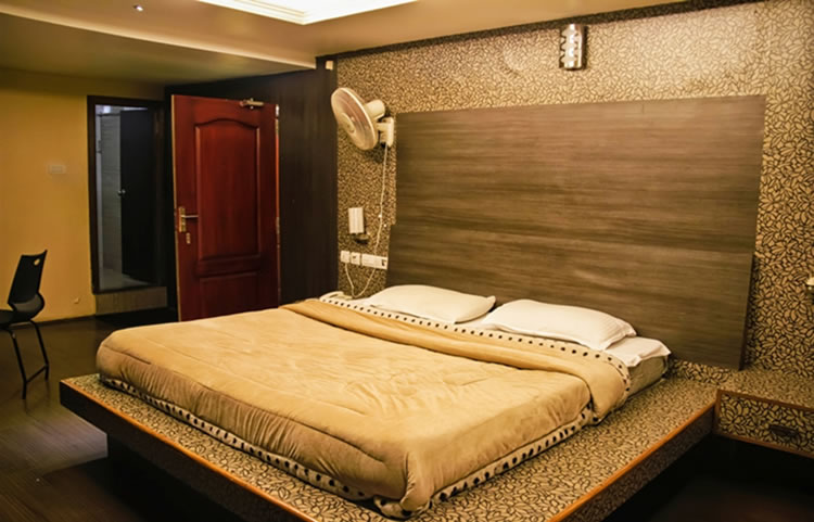 Desanthosh Residency suite room
